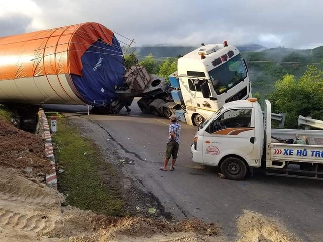 Xe chở trụ điện gi&oacute; bị lật, chắn ngang đ&egrave;o Phượng Ho&agrave;ng - Ảnh 1.