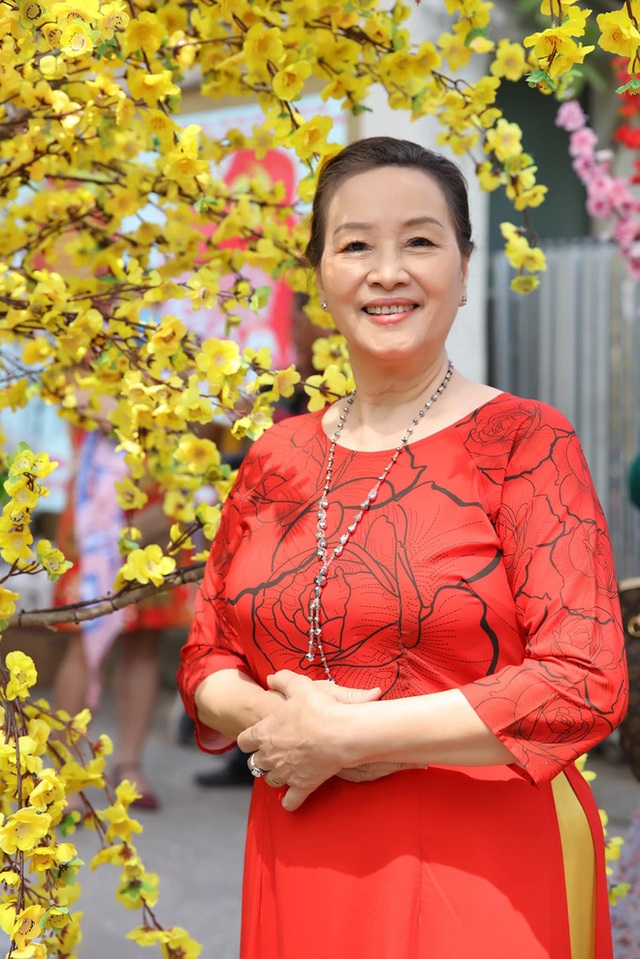  Nhan sắc mẹ ruột U80 của Khánh Thi, từng là hoa khôi kiêm ca sĩ một thời - Ảnh 2.