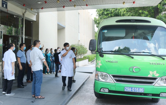 Thầy thuốc BV Bạch Mai, BV Đại học Y Hà Nội lên đường hỗ trợ các tỉnh phía Nam điều trị COVID-19 - Ảnh 3.