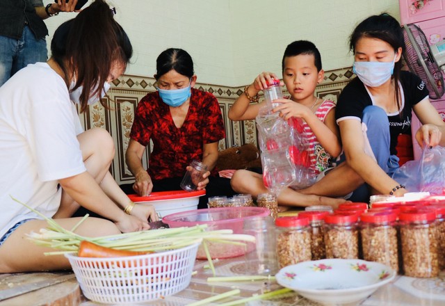 Người dân Thừa Thiên Huế quyên góp rau củ, làm thức ăn khô gửi vào TP.HCM - Ảnh 7.