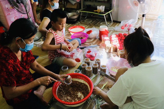 Người dân Thừa Thiên Huế quyên góp rau củ, làm thức ăn khô gửi vào TP.HCM - Ảnh 5.