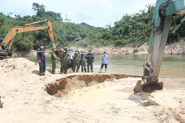 Chia thành nhiều mũi, lấp suối mở đường để tìm kiếm 11 công nhân mất tích ở Rào Trăng 3 - Ảnh 7.