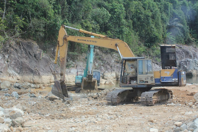 Chia thành nhiều mũi, lấp suối mở đường để tìm kiếm 11 công nhân mất tích ở Rào Trăng 3 - Ảnh 5.