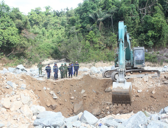 Chia thành nhiều mũi, lấp suối mở đường để tìm kiếm 11 công nhân mất tích ở Rào Trăng 3 - Ảnh 3.