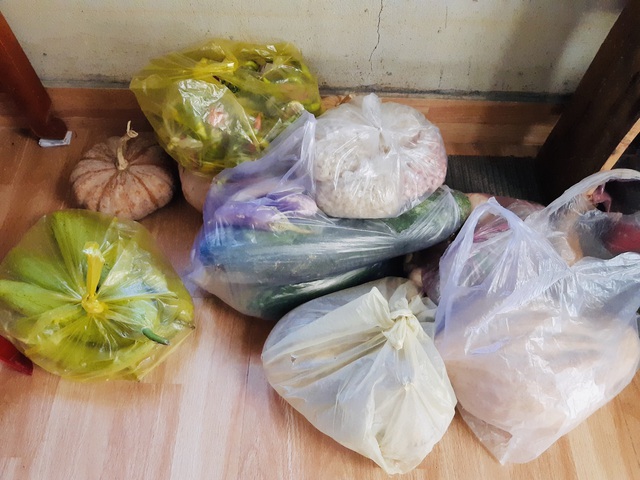 Người dân Thừa Thiên Huế quyên góp rau củ, làm thức ăn khô gửi vào TP.HCM - Ảnh 9.