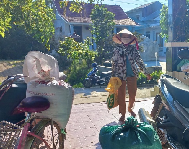 Người dân Thừa Thiên Huế quyên góp rau củ, làm thức ăn khô gửi vào TP.HCM - Ảnh 8.