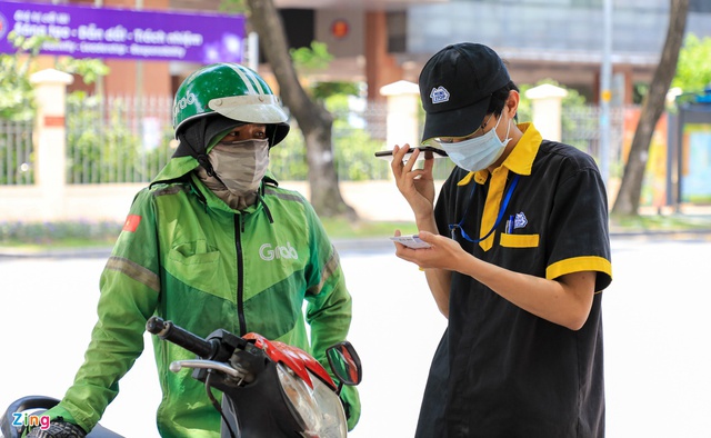 Siêu thị tiện lợi hết đồ ăn mang về từ sớm - Ảnh 4.