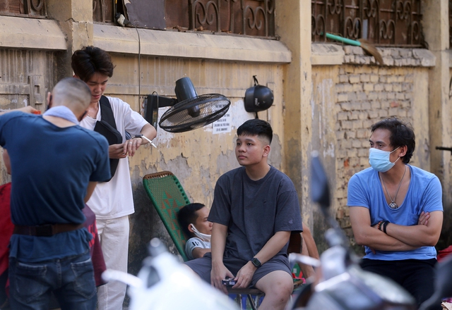 Hà Nội: Người dân ùn ùn kéo đi cắt tóc trước giờ cấm - Ảnh 14.