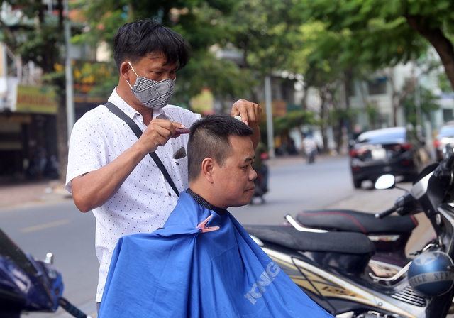 Hà Nội: Người dân ùn ùn kéo đi cắt tóc trước giờ cấm - Ảnh 2.