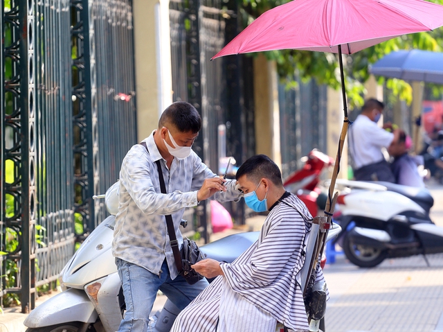 Hà Nội: Người dân ùn ùn kéo đi cắt tóc trước giờ cấm - Ảnh 3.