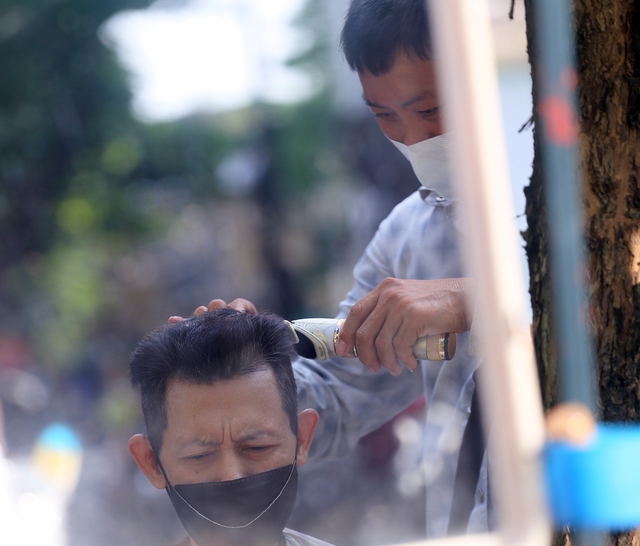 Hà Nội: Người dân ùn ùn kéo đi cắt tóc trước giờ cấm - Ảnh 5.