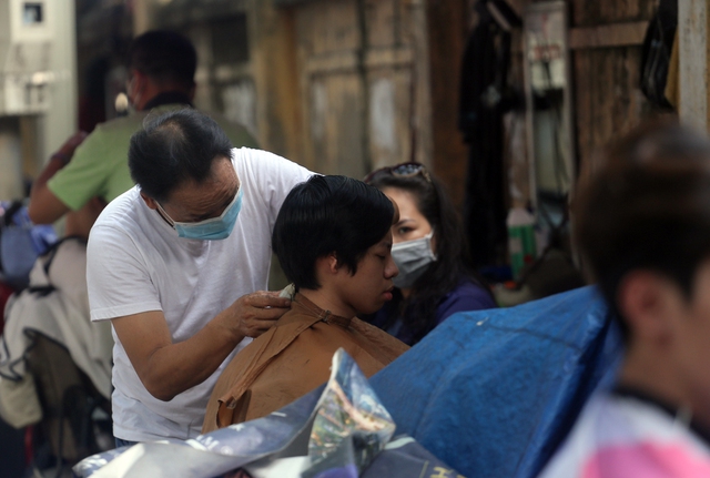 Hà Nội: Người dân ùn ùn kéo đi cắt tóc trước giờ cấm - Ảnh 7.