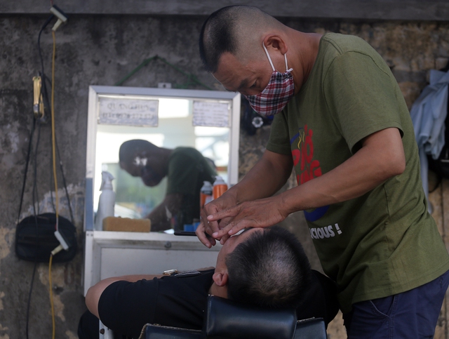 Hà Nội: Người dân ùn ùn kéo đi cắt tóc trước giờ cấm - Ảnh 8.