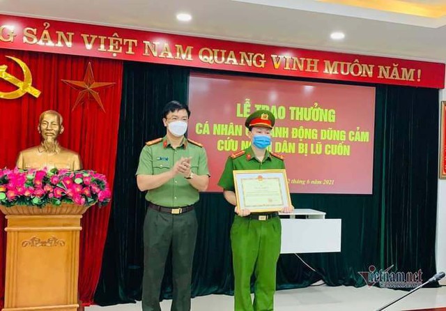 Đại úy công an kể lại phút lao vào nước lũ cứu người - Ảnh 4.