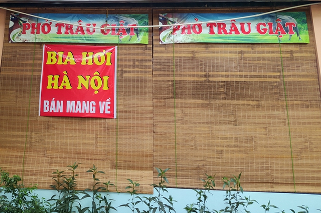Hàng quán đồng loạt treo biển bán mang về sau lệnh của UBND TP Hà Nội - Ảnh 2.