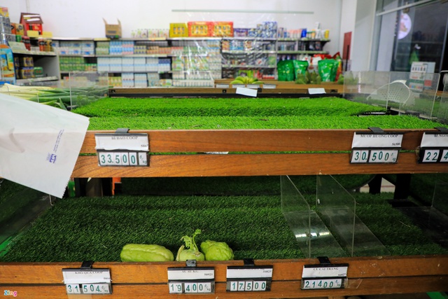 Rau tại chợ TP.HCM tăng giá mạnh, rau ở vườn ế ẩm - Ảnh 1.