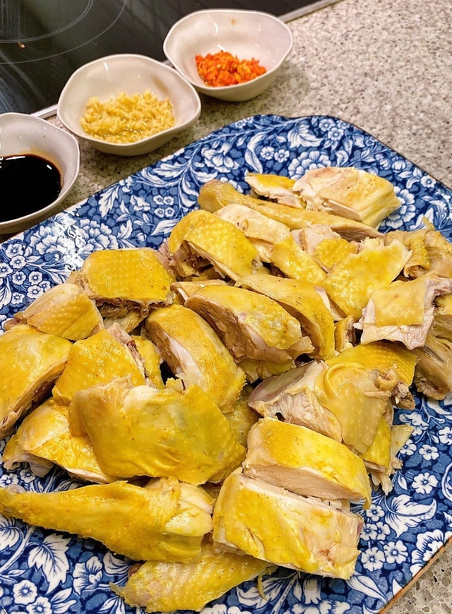 Món gà luộc da vàng giòn của Hà Tăng - Ảnh 2.