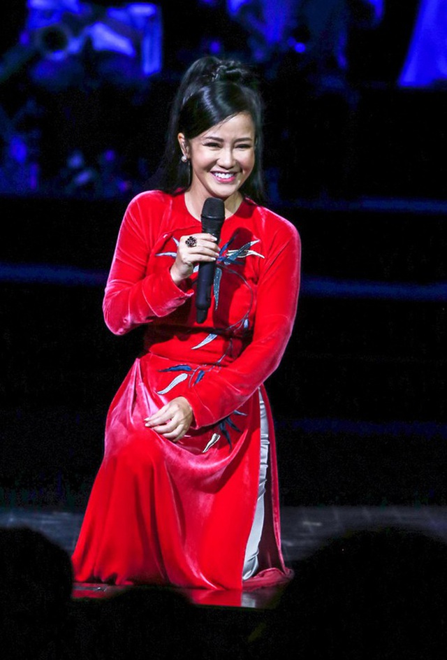 Diva Hồng Nhung, Mỹ Linh xử lý đỉnh cao loạt sự cố quên lời, mic mất tiếng  - Ảnh 3.