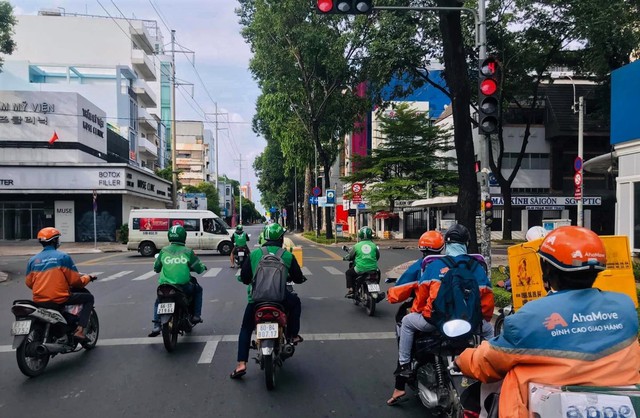 Những chàng trai trẻ, tay xách nách mang lượn khắp phố Sài Gòn vắng lạ - Ảnh 5.