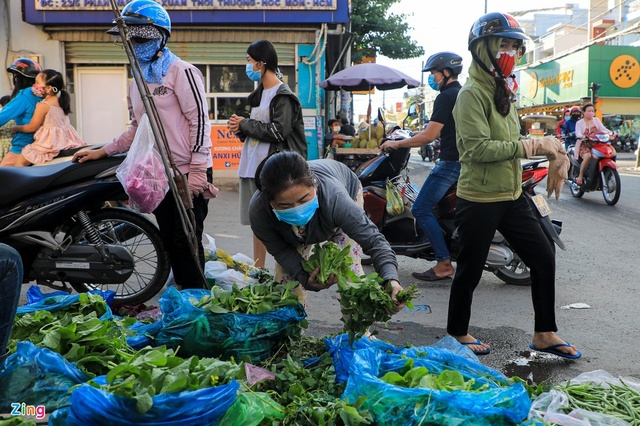 Rau tại chợ TP.HCM tăng giá mạnh, rau ở vườn ế ẩm - Ảnh 4.