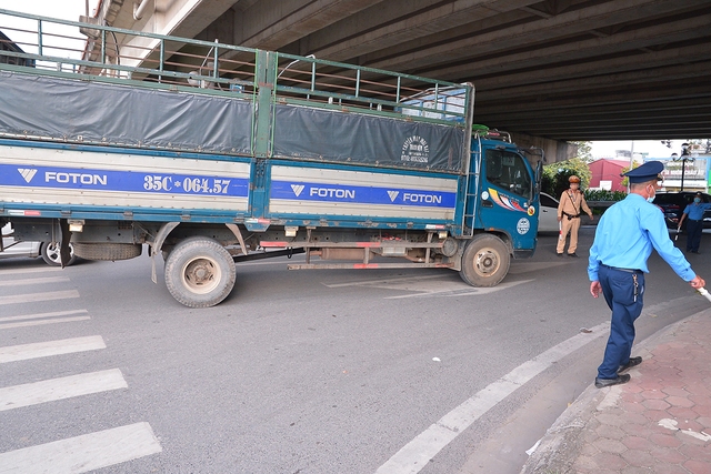 Hình ảnh ngày đầu kích hoạt chốt kiểm soát người và phương tiện ra vào Thủ đô - Ảnh 2.