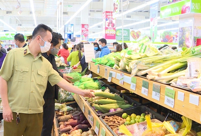 Xuất hiện tình trạng cá nhân mua hàng tại siêu thị, TTTM mang ra bán kiếm lời tại TP.HCM - Ảnh 2.