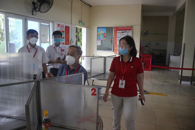Bộ Y tế kiểm tra phòng chống dịch và tình trạng ăn, ở của lao động tại các doanh nghiệp ở TP.HCM - Ảnh 2.