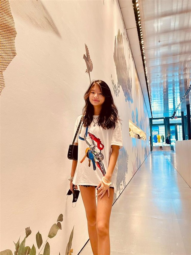 Không cầu kỳ, con gái Trương Ngọc Ánh chỉ chọn quần jeans để khoe đôi chân hoàn hảo như photoshop - Ảnh 11.