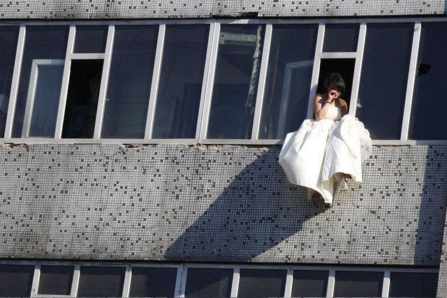 Cô gái mặc váy cưới nhảy khỏi tòa nhà, cuộc giải cứu nghẹt thở trong 54 giây và bức ảnh đạt giải thưởng gây xúc động mạnh - Ảnh 4.