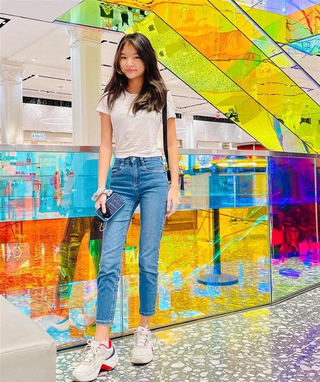 Không cầu kỳ, con gái Trương Ngọc Ánh chỉ chọn quần jeans để khoe đôi chân hoàn hảo như photoshop - Ảnh 6.