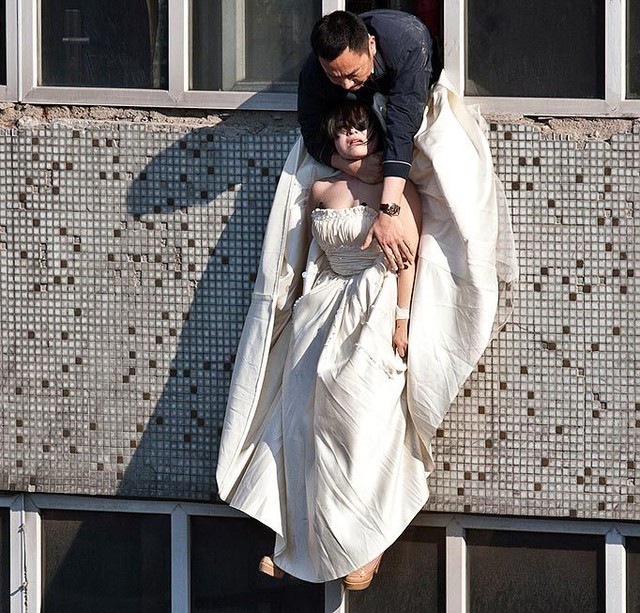 Cô gái mặc váy cưới nhảy khỏi tòa nhà, cuộc giải cứu nghẹt thở trong 54 giây và bức ảnh đạt giải thưởng gây xúc động mạnh - Ảnh 6.
