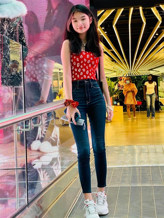Không cầu kỳ, con gái Trương Ngọc Ánh chỉ chọn quần jeans để khoe đôi chân hoàn hảo như photoshop - Ảnh 9.