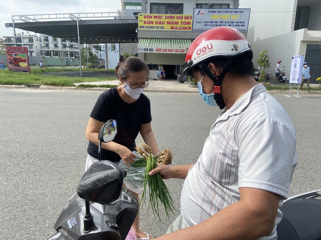 Người dân Sài Gòn hào hứng mua rau, thịt tại điểm bán hàng bình ổn giá - Ảnh 15.