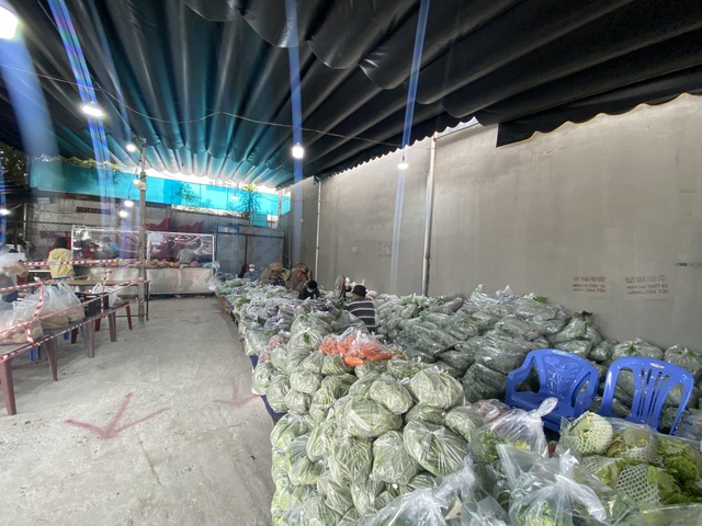 Người dân Sài Gòn hào hứng mua rau, thịt tại điểm bán hàng bình ổn giá - Ảnh 3.