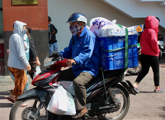 Shipper Sài Gòn chạy giao hàng không kịp ăn cơm và tình người cảm động trong mùa dịch - Ảnh 9.