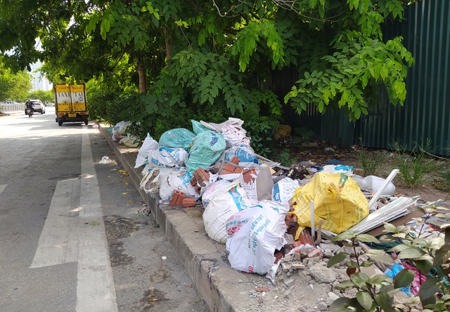 Hà Nội: Vỉa hè KĐT Nam Trung Yên biến thành bãi rác khiến người dân bức xúc - Ảnh 2.