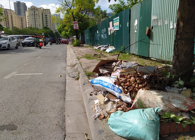 Hà Nội: Vỉa hè KĐT Nam Trung Yên biến thành bãi rác khiến người dân bức xúc - Ảnh 13.