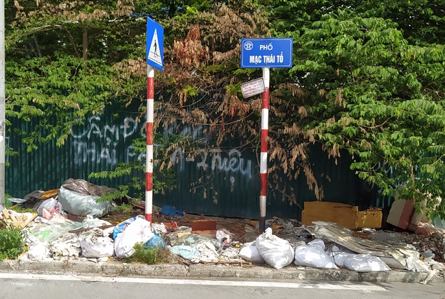 Hà Nội: Vỉa hè KĐT Nam Trung Yên biến thành bãi rác khiến người dân bức xúc - Ảnh 4.