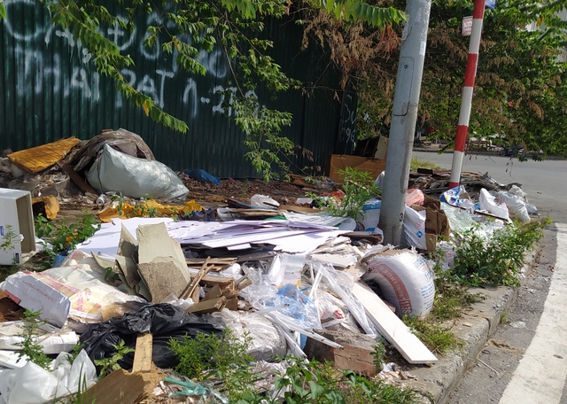 Hà Nội: Vỉa hè KĐT Nam Trung Yên biến thành bãi rác khiến người dân bức xúc - Ảnh 6.