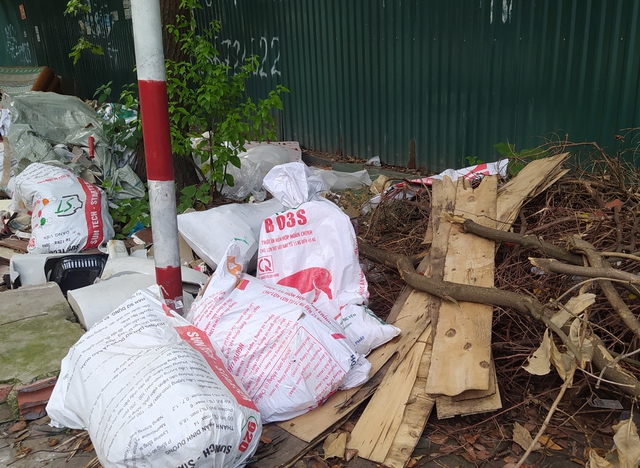 Hà Nội: Vỉa hè KĐT Nam Trung Yên biến thành bãi rác khiến người dân bức xúc - Ảnh 10.