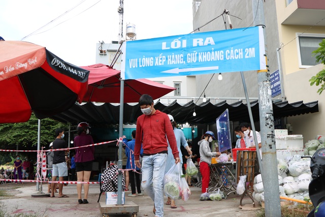 Người dân Sài Gòn hào hứng mua rau, thịt tại điểm bán hàng bình ổn giá - Ảnh 10.