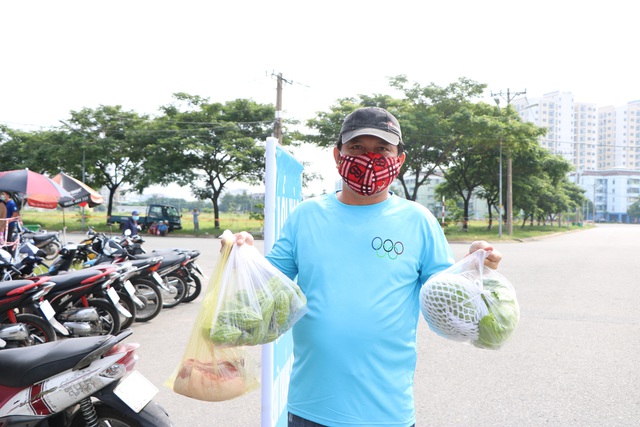 Người dân Sài Gòn hào hứng mua rau, thịt tại điểm bán hàng bình ổn giá - Ảnh 12.