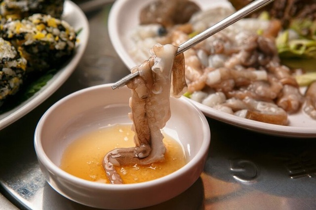 5 đặc sản ăn tươi nuốt sống ở Hàn Quốc khiến thực khách rùng mình - Ảnh 4.