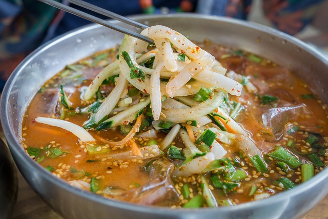 5 đặc sản ăn tươi nuốt sống ở Hàn Quốc khiến thực khách rùng mình - Ảnh 10.