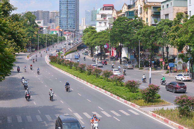 Khung cảnh tuyến đường Trần Duy Hưng - Nguyễn Chí Thanh giờ ra sao sau 1 tháng di dời hàng cây phong lá đỏ - Ảnh 9.