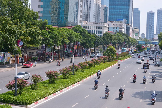 Khung cảnh tuyến đường Trần Duy Hưng - Nguyễn Chí Thanh giờ ra sao sau 1 tháng di dời hàng cây phong lá đỏ - Ảnh 10.