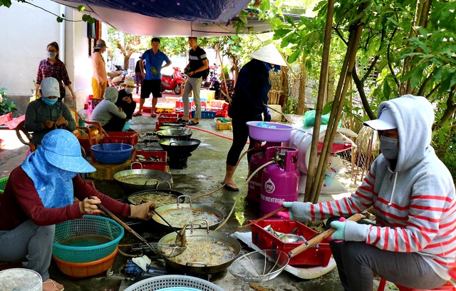 Ảnh: Người dân miền biển Thừa Thiên Huế xuyên trưa chế biến hàng tấn cá gửi vào TP. HCM  - Ảnh 4.