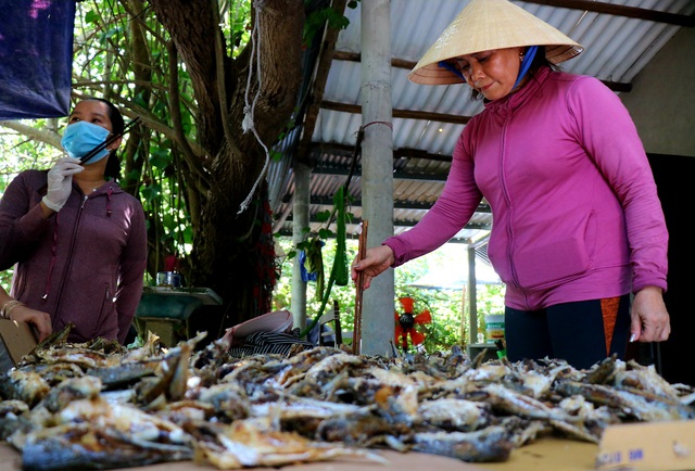 Ảnh: Người dân miền biển Thừa Thiên Huế xuyên trưa chế biến hàng tấn cá gửi vào TP. HCM  - Ảnh 5.