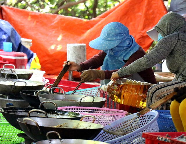 Ảnh: Người dân miền biển Thừa Thiên Huế xuyên trưa chế biến hàng tấn cá gửi vào TP. HCM  - Ảnh 7.