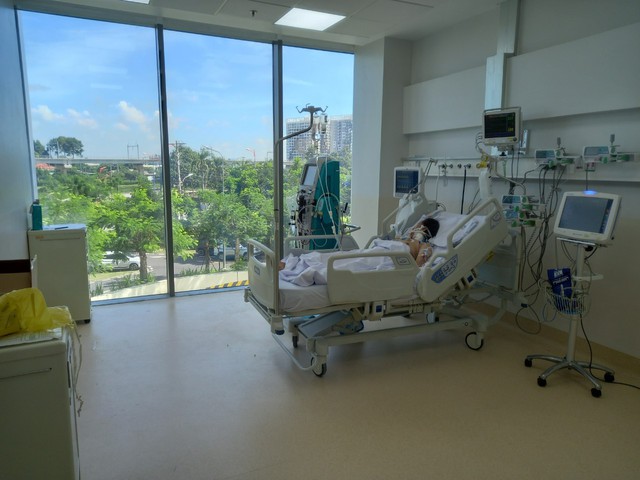 Trong phòng cứu bệnh nhân nguy kịch tại BV Hồi sức COVID-19 quy mô 1000 giường ở TP.HCM - Ảnh 6.